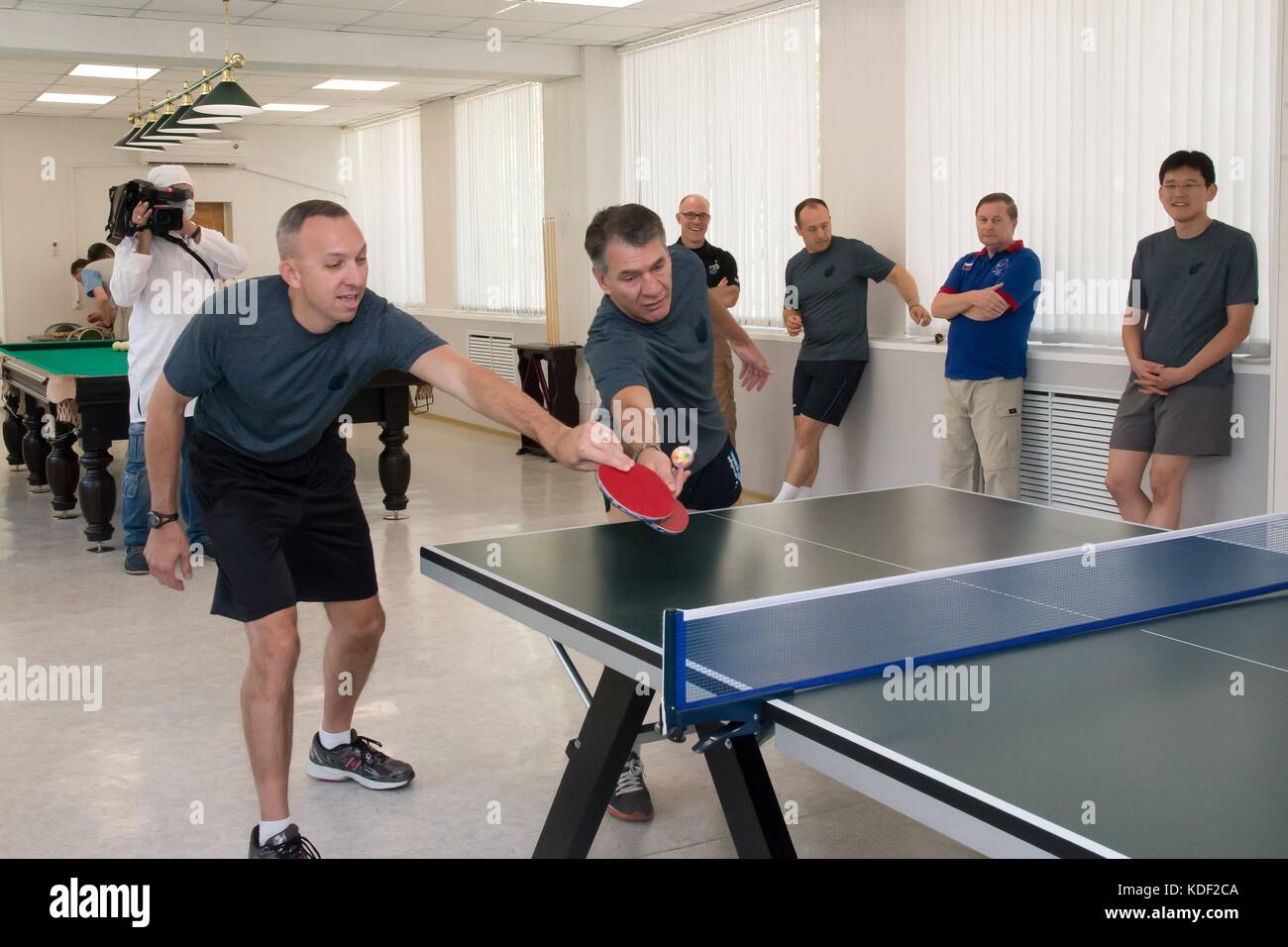NASA International Space Station Expedition 52 Sojus MS-05 Prime Crew Mitglieder der US-amerikanischen Astronaut Randy Bresnik (links) und der italienische Astronaut Paolo Nespoli von der Europäischen Weltraumorganisation spielen Tischtennis während der Aktivitäten des Medientages vor dem Start im Cosmonaut Hotel am 22. Juli 2017 in Baikonur, Kasachstan. (Foto von Victor Zelentsov über Planetpix) Stockfoto