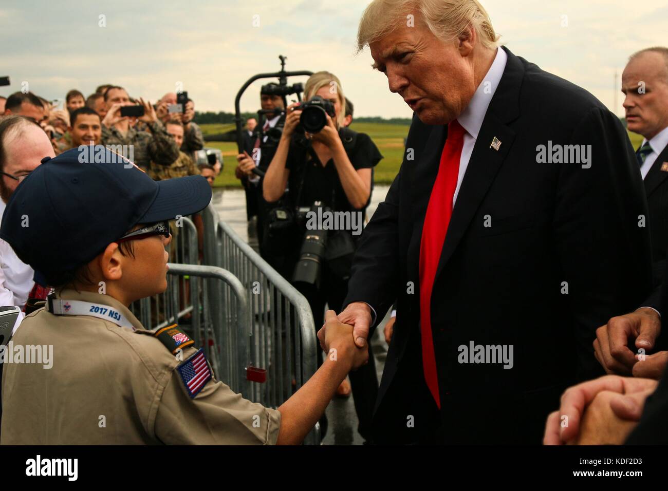 US-Präsident Donald Trumps schüttelt einem Pfadfinder die Hand, als er am Raleigh County Memorial Airport für den Boy Scouts of America National Jamboree am 24. Juli 2017 in der Nähe von Beckley, West Virginia, ankommt. (Foto von Dustin D. Biven via Planetpix) Stockfoto