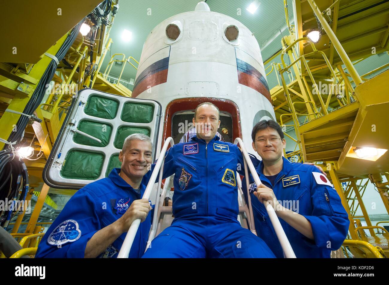 NASA International Space Station Expedition 52 Besatzungsmitglieder (L-R) der amerikanische Astronaut Mark Vande Hei, der russische Kosmonaut Alexander Misurkin von Roscosmos und der japanische Astronaut Norishige Kanai von der japanischen Raumfahrtagentur nehmen während ihrer letzten Probe vor dem Start in der Baikonur Cosmodrome Integration Facility am 24. Juli 2017 in Baikonur, Kasachstan, vor der Raumsonde Sojus MS-05 auf. (Foto: Andrey Shelepin Via Planetpix) Stockfoto