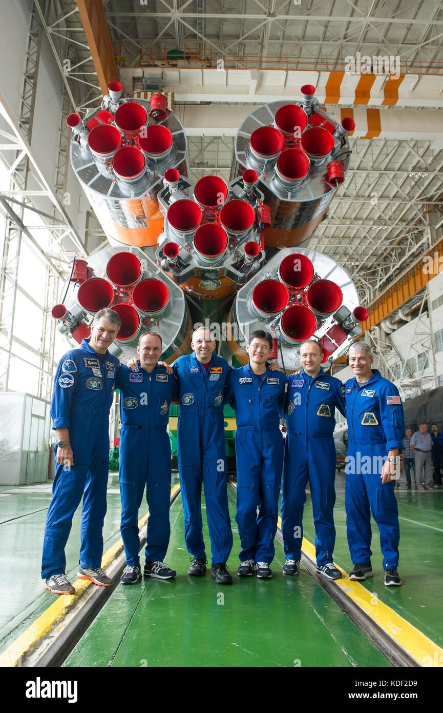 NASA International Space Station Expedition 52 Mitglieder der Primär- und Backup Crew (L-R), italienischer Astronaut Paolo Nespoli von der Europäischen Weltraumorganisation, russischer Kosmonaut Sergej Ryazanskiy von Roscosmos, amerikanischer Astronaut Randy Bresnik, japanischer Astronaut Norishige Kanai von der japanischen Raumfahrtbehörde, russischer Kosmonaut Alexander Misurkin von Roscosmos, und der amerikanische Astronaut Mark Vande Hei posiert vor den Sojus MS-05-Raumschiffen-Booster-Raketentriebwerken in der Baikonur Cosmodrome Integration Facility während ihrer letzten Probe vor dem Start in Baikonur, Kaz. Juli 2017 Stockfoto