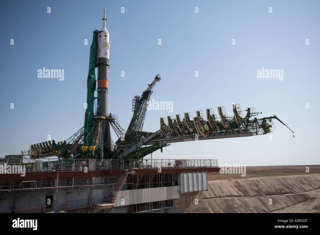 Das Raumschiff Sojus MS-05 wird in eine senkrechte Position auf der Startrampe Baikonur Cosmodrome zur Vorbereitung der Expedition 52 zur NASA International Space Station am 26. Juli 2017 in Baikonur, Kasachstan, angehoben. (Foto von Joel Kowsky über Planetpix) Stockfoto