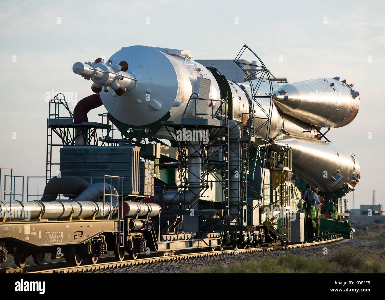 Ein Zug rollt das Raumschiff Sojus MS-05 zur Startrampe Baikonur Cosmodrome in Vorbereitung auf die Mission der Expedition 52 zur NASA International Space Station am 26. Juli 2017 in Baikonur, Kasachstan. (Foto von Joel Kowsky über Planetpix) Stockfoto