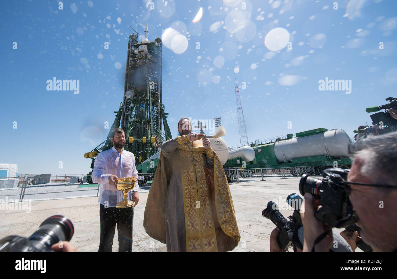 Ein orthodoxer Priester segnet die Sojus ms-05 Satelliten während einer traditionellen Start Zeremonie auf dem Kosmodrom Baikonur Startrampe vor der Expedition 52 starten, um die Nasa die Internationale Raumstation Juli 27, 2018 in Baikonur, Kasachstan. (Foto von Joel kowsky über planetpix) Stockfoto