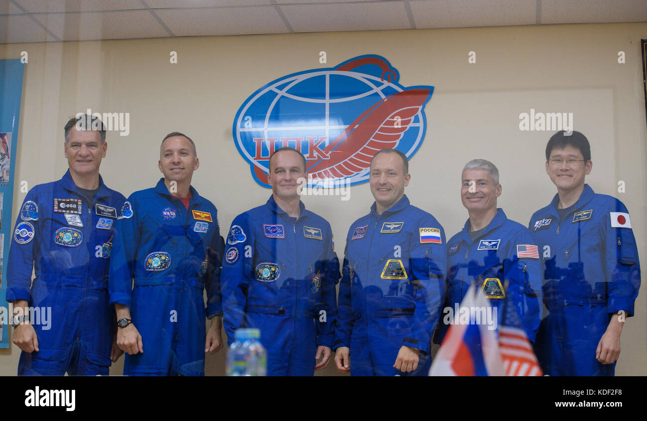 NASA International Space Station Expedition 52 Sojus MS-05 Primär- und Backup-Crew-Mitglieder (L-R) der italienische Astronaut Paolo Nespoli von der Europäischen Weltraumorganisation, der amerikanische Astronaut Randy Bresnik, die russischen Kosmonauten Sergej Ryazanskiy und Alexander Misurkin von Roscosmos, der amerikanische Astronaut Mark Vande Hei und der japanische Astronaut Norishige Kanai von der japanischen Raumfahrtbehörde für ein Gruppenfoto in der Japan Aerospace Exploration Agency, das am 27. Juli 2017 in der Konferenz in Baikonhakur. (Foto von Joel Kowsky über Planetpix) Stockfoto