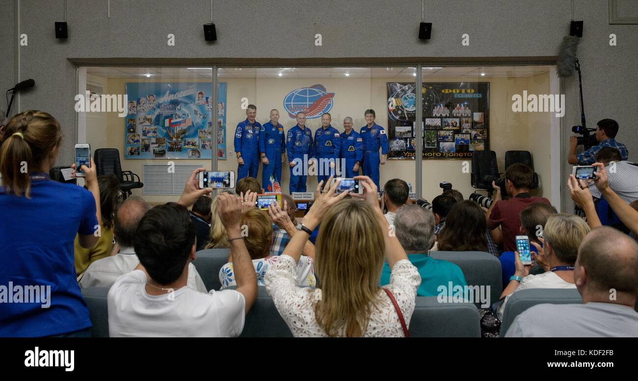 NASA International Space Station Expedition 52 Sojus MS-05 Primär- und Backup-Crew-Mitglieder (L-R) der italienische Astronaut Paolo Nespoli von der Europäischen Weltraumorganisation, der amerikanische Astronaut Randy Bresnik, die russischen Kosmonauten Sergej Ryazanskiy und Alexander Misurkin von Roscosmos, der amerikanische Astronaut Mark Vande Hei und der japanische Astronaut Norishige Kanai von der Japan Aerospace Exploration Agency stellen sich für ein Gruppenfoto Cokonhakautin für ein, nach dem Start des 27. Juli 2017 auf der Konferenz im Baikonhakur-Hotel in der Vorglas. (Foto von Joel Kowsky über Planetpix) Stockfoto