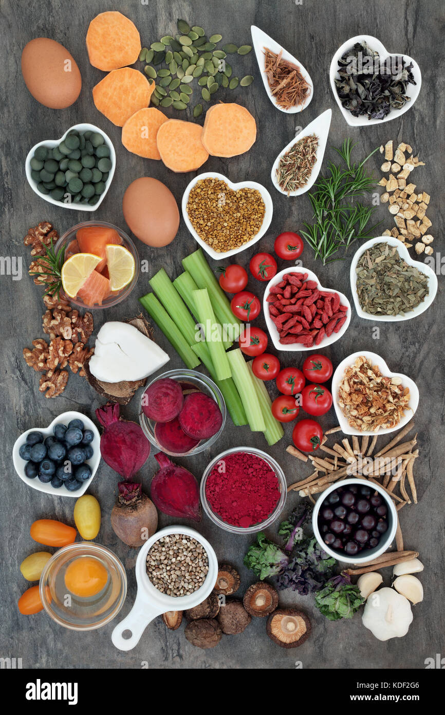 Gesunde Ernährung Essen Konzept brain power und kognitive Funktionen auf Marmor zu verbessern. super Essen hoch in Vitamine, Antioxidantien und Anthocyane. Stockfoto