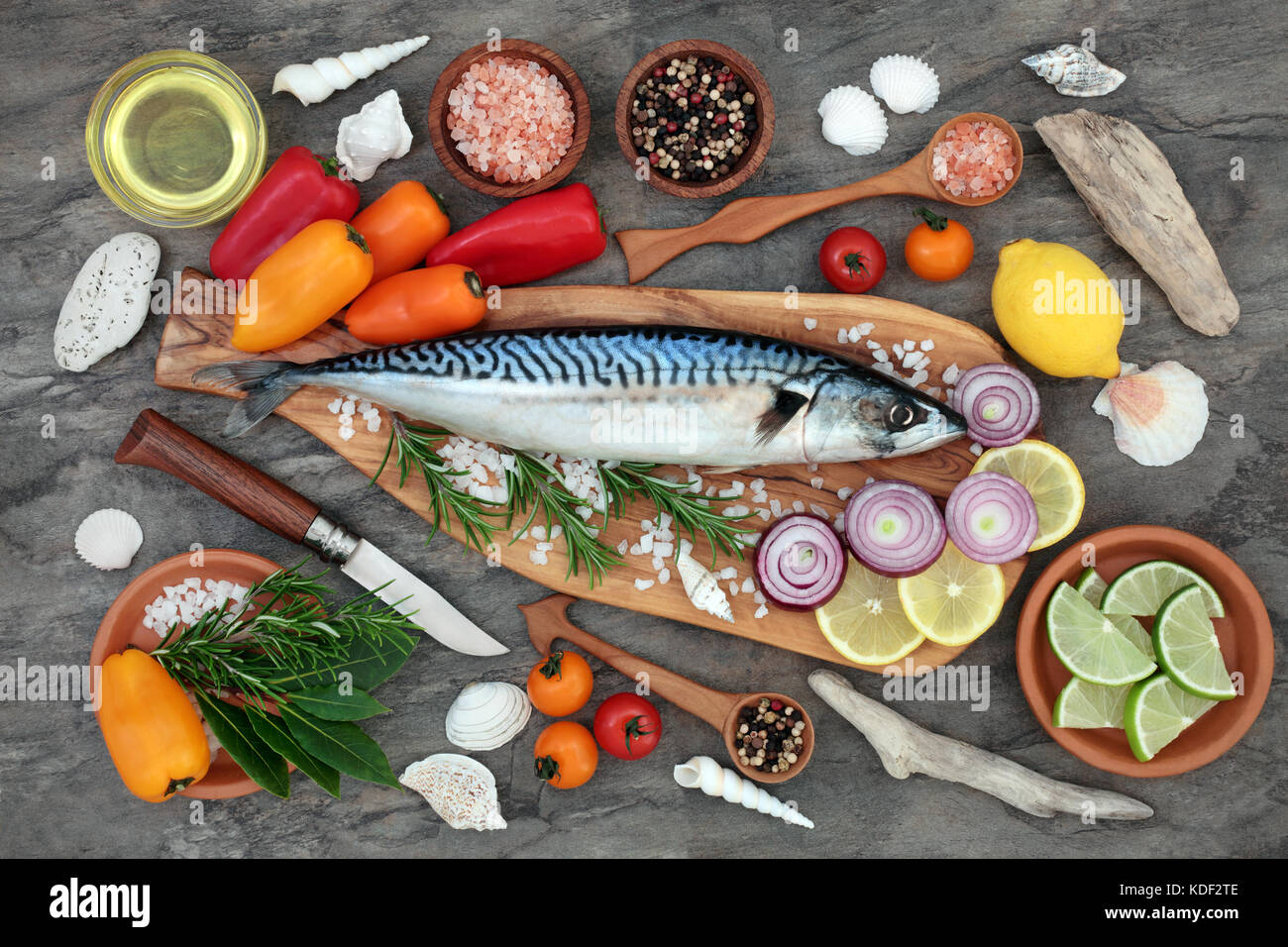 Makrele Fisch Gesundheit Lebensmittel mit Gewürzen, Gemüse und Obst auf ...