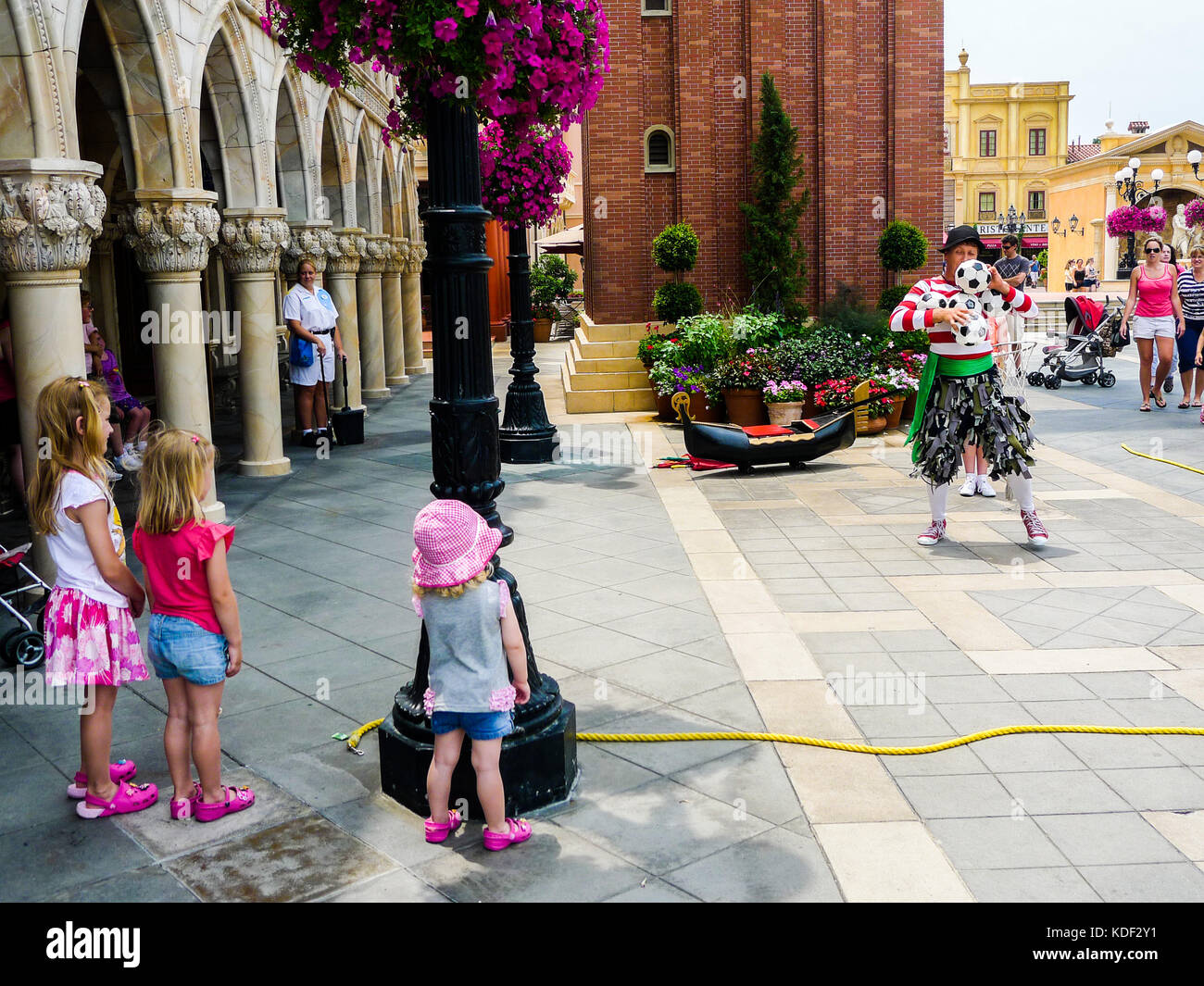 Kinder beobachten Street Performer in Epcot, Disney World, Florida, USA Stockfoto