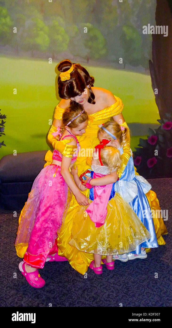 Kleine Mädchen treffen Prinzessin Belle, in Magic Kingdom, Disney World, Florida, USA Stockfoto
