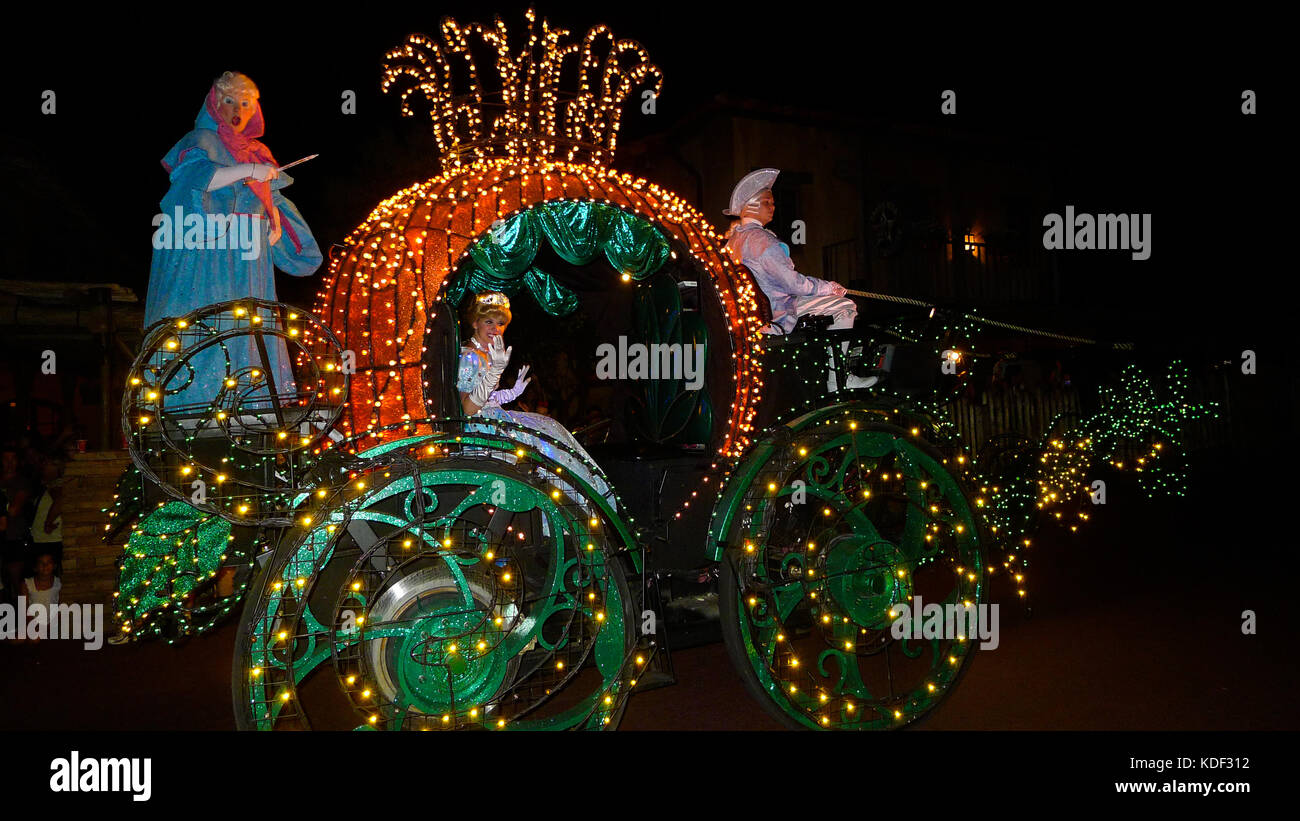 Magic Kingdom, Princess Parade, Abend Feuerwerk in Disney World, Florida, USA cinderellas Kutsche Lichterketten Stockfoto