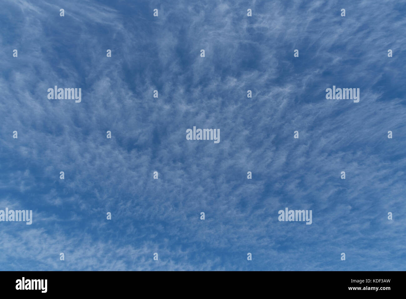 Blauer Himmel mit Wolken bewegen wird Ersetzung Himmel, Hintergrund, Textur oder Overlay machen Stockfoto