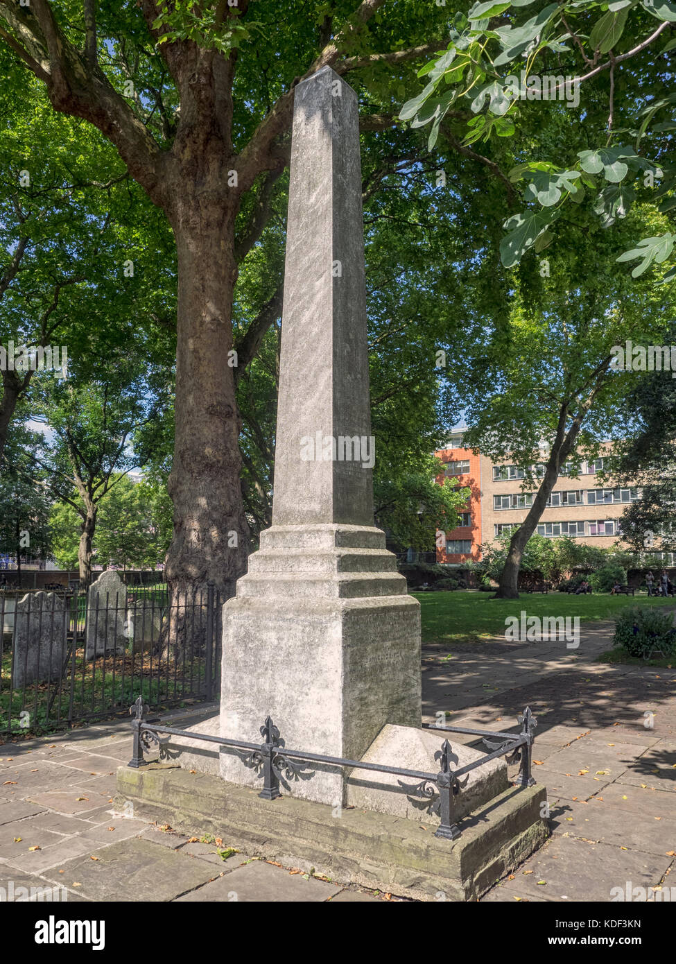 LONDON, Vereinigtes Königreich - 25. AUGUST 2017: Grabsteindenkmal für Daniel Defoe in der Bunhill Row Grabstätte Stockfoto