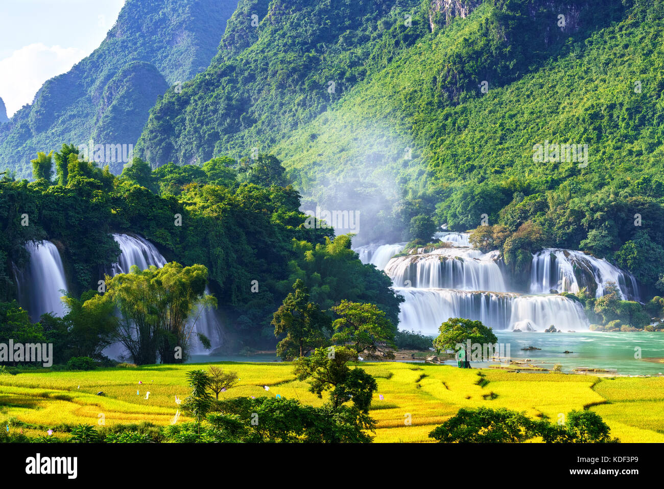 Lizenzfreie hochwertige freie Stock-Bild Luftaufnahme von “ Ban Gyoc “ Wasserfall, Cao Bang, Vietnam. Der Wasserfall „ Ban Gyoc “ ist einer der 10 besten Wasserfälle Stockfoto