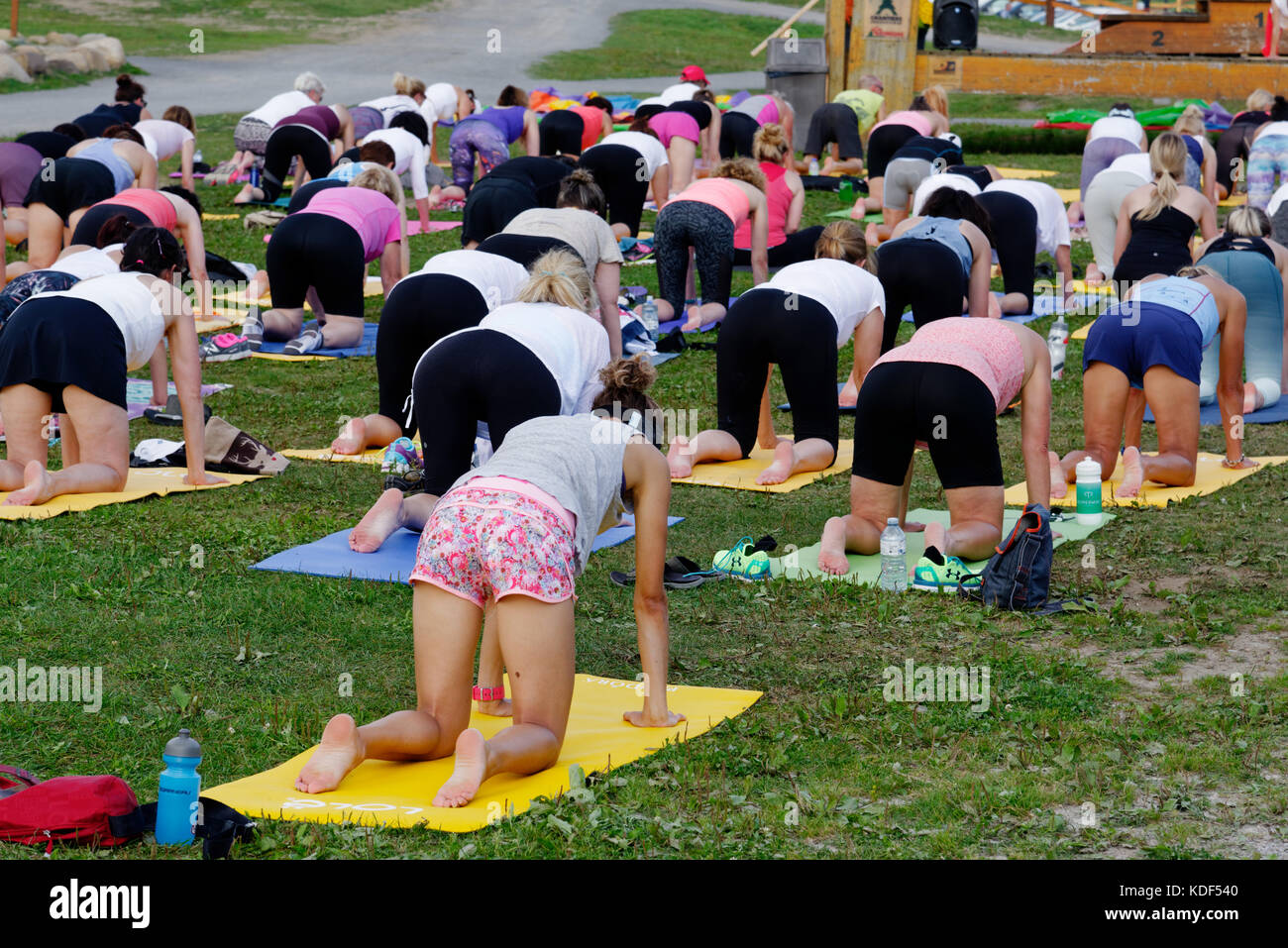 Ein im Freien Yogastunde am Mont Sainte Anne in Quebec, Kanada Stockfoto