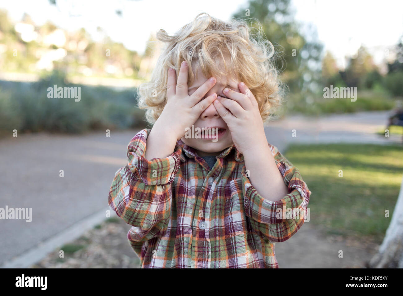 Reibt seine Augen Stockfoto