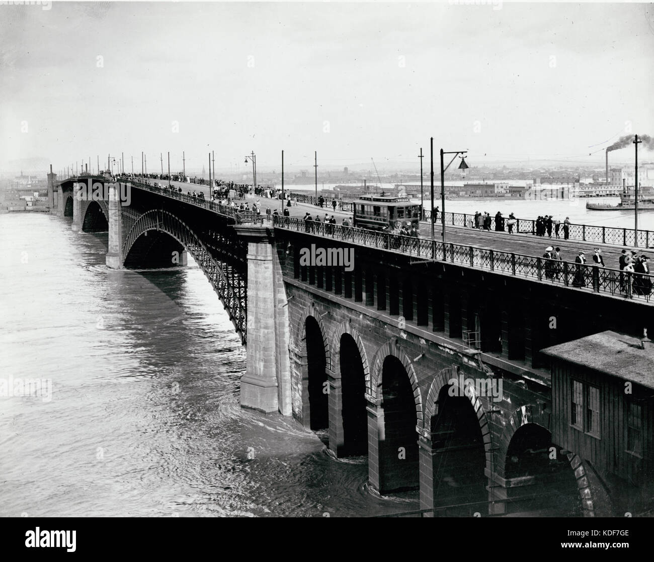 Fußgänger- und Trolley Verkehr auf Eads Bridge während 1903 Hochwasser Stockfoto