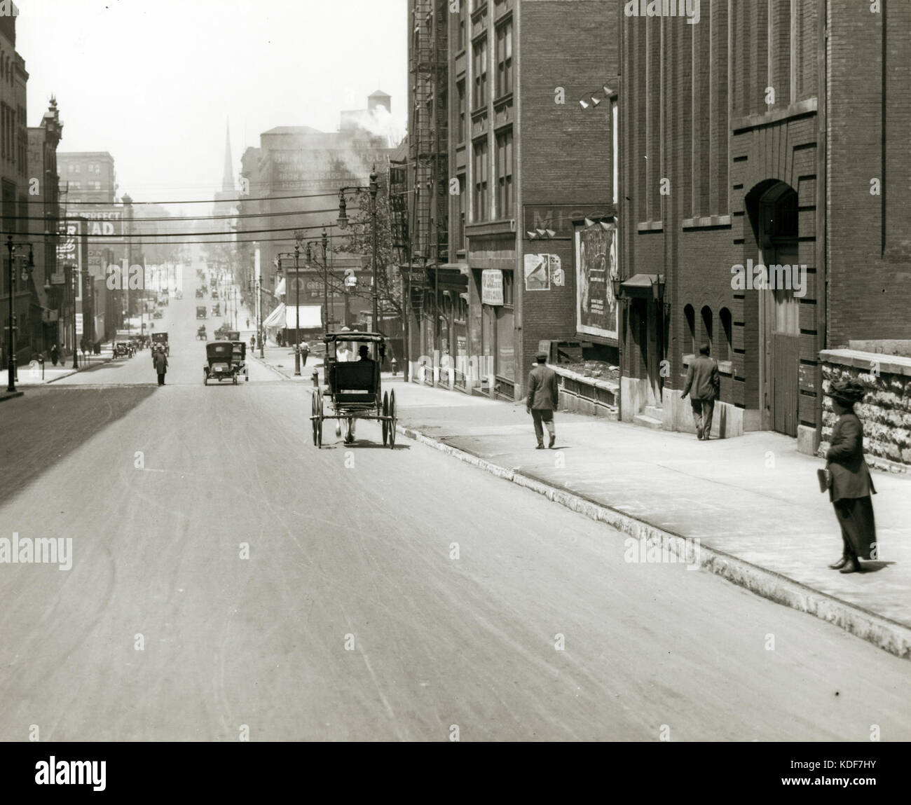 Die Locust Street Blick nach Westen von der 17. Straße. (Union der elektrischen Unterstation an der Rechten, Butler Brothers Store auf der linken Seite) Stockfoto