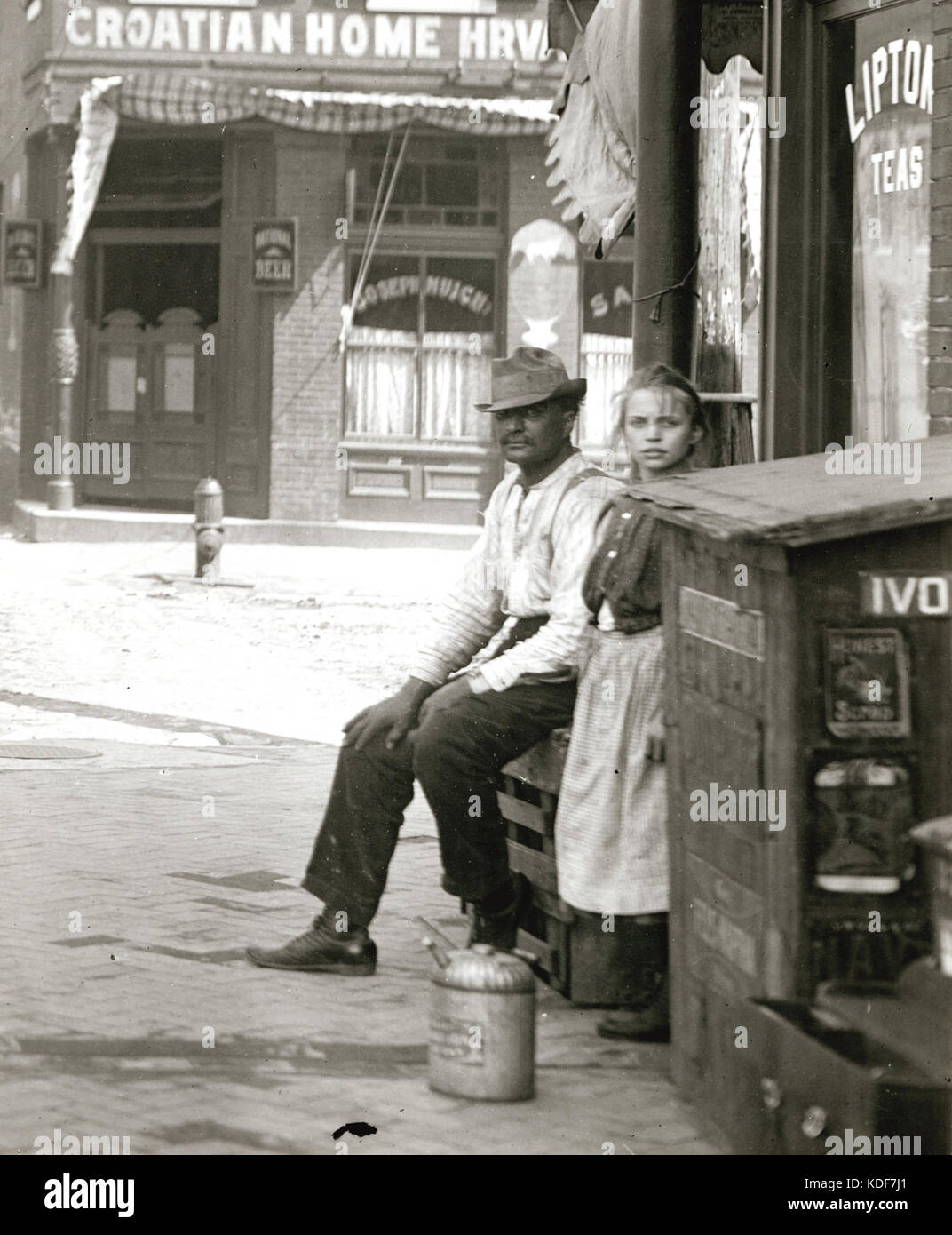 Mann und Mädchen auf der anderen Straßenseite aus dem Kroatischen Home und Jakob Muich Limousine, 1800 South Third Street. Südosten, Third Street und Lafayette Avenue Stockfoto