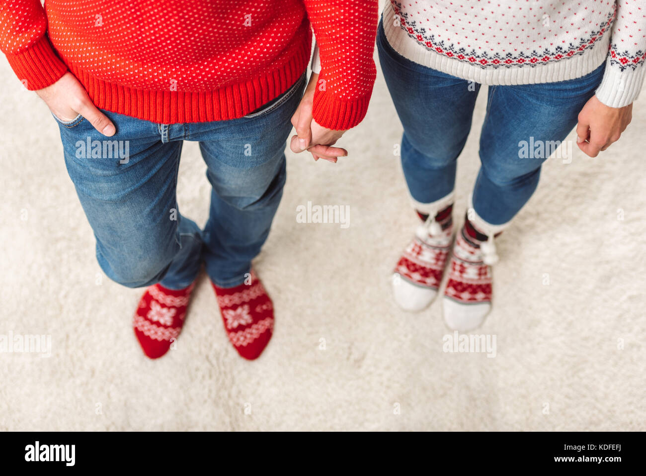 Paar in gestrickten Socken Stockfoto