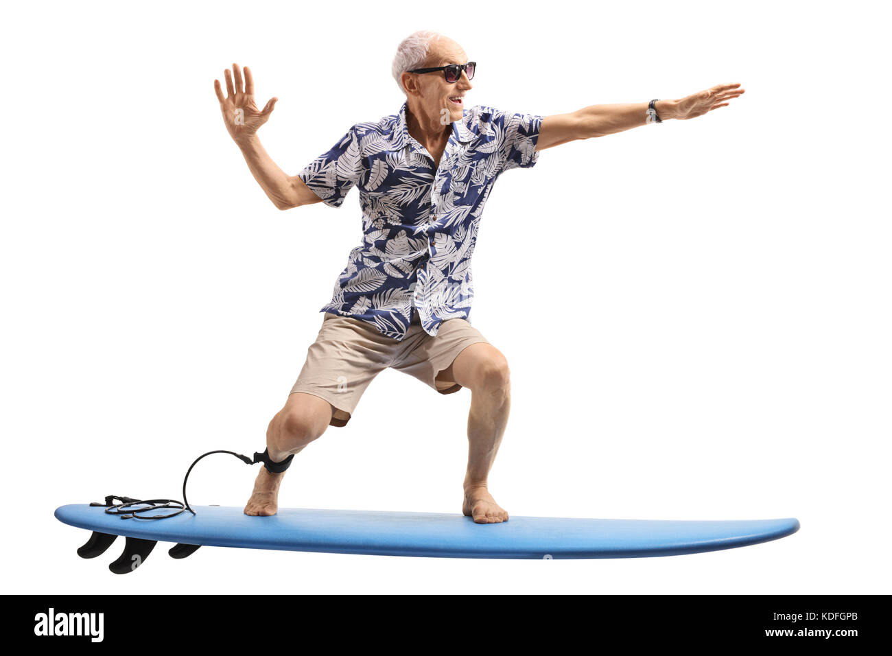 Senior Surfen auf einem Surfbrett auf weißem Hintergrund Stockfoto