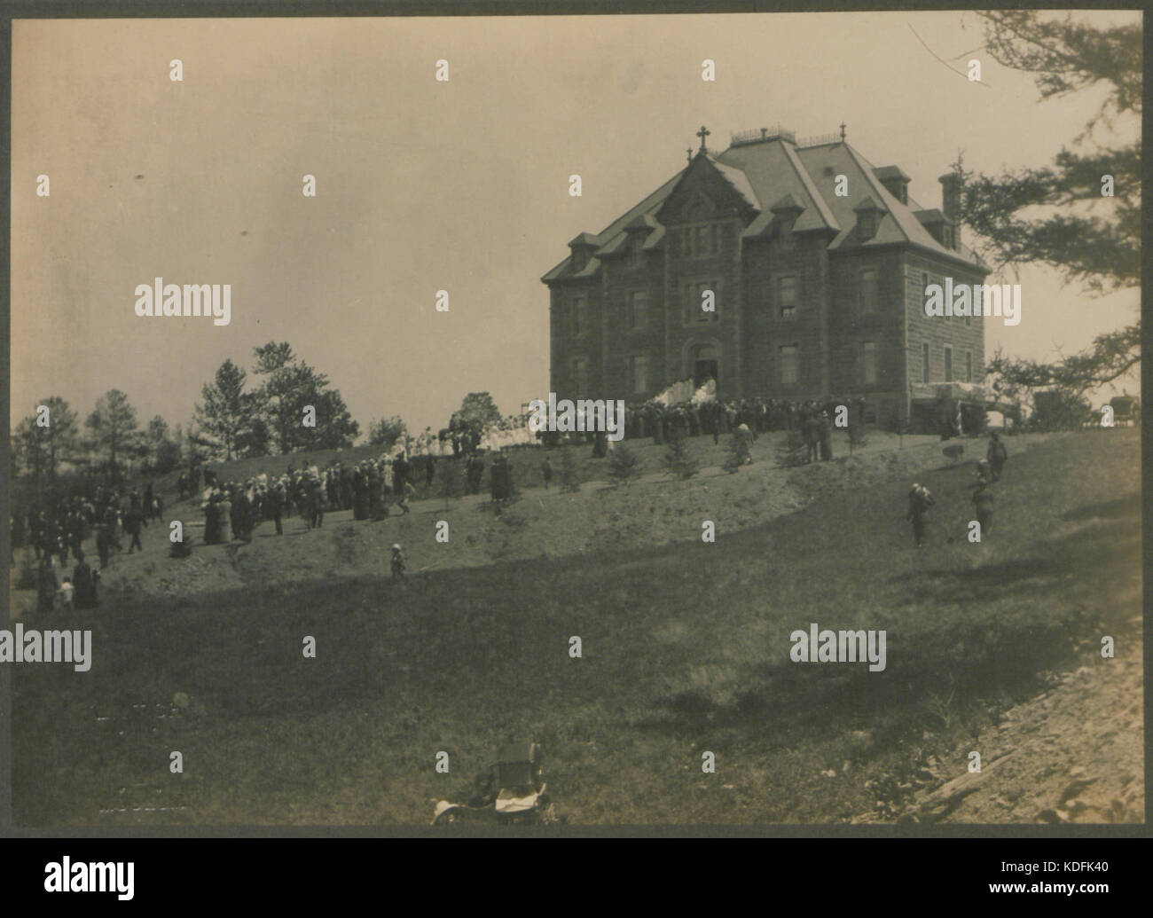 Der Empfang des päpstlichen Delegierten in Chatham, New Brunswick, am 8. Juni 1914, war ein bedeutendes Ereignis in der kanadischen Geschichte, das den offiziellen Empfang des päpstlichen Vertreters feierte. Diese Veranstaltung spiegelt die religiöse und politische Atmosphäre des Kanadas des frühen 20. Jahrhunderts wider. Stockfoto