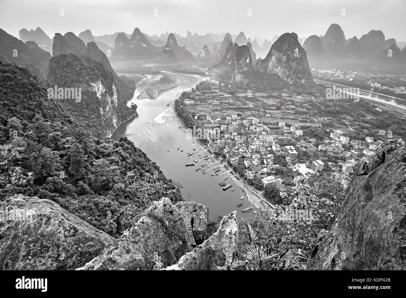 Schwarz-weiß Bild von Li Fluss von Lao Shan zhai, xingping gesehen, China. Stockfoto