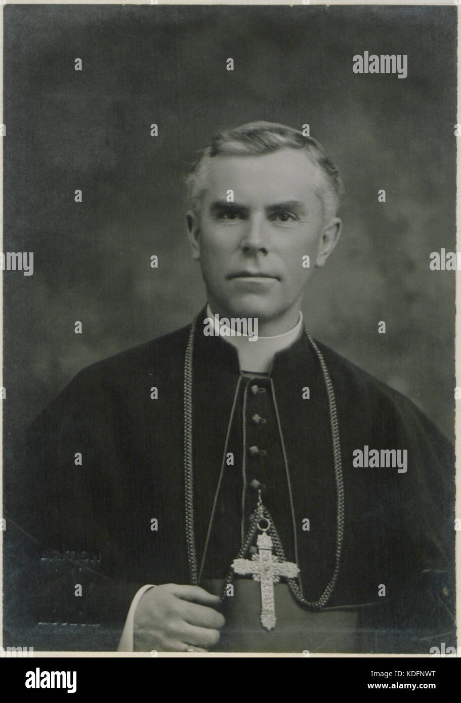 Porträt von Monseigneur Brunette, einem hochrangigen Mitglied des katholischen Klerus, identifiziert durch kirchliche Kleidung und Titel. Stockfoto