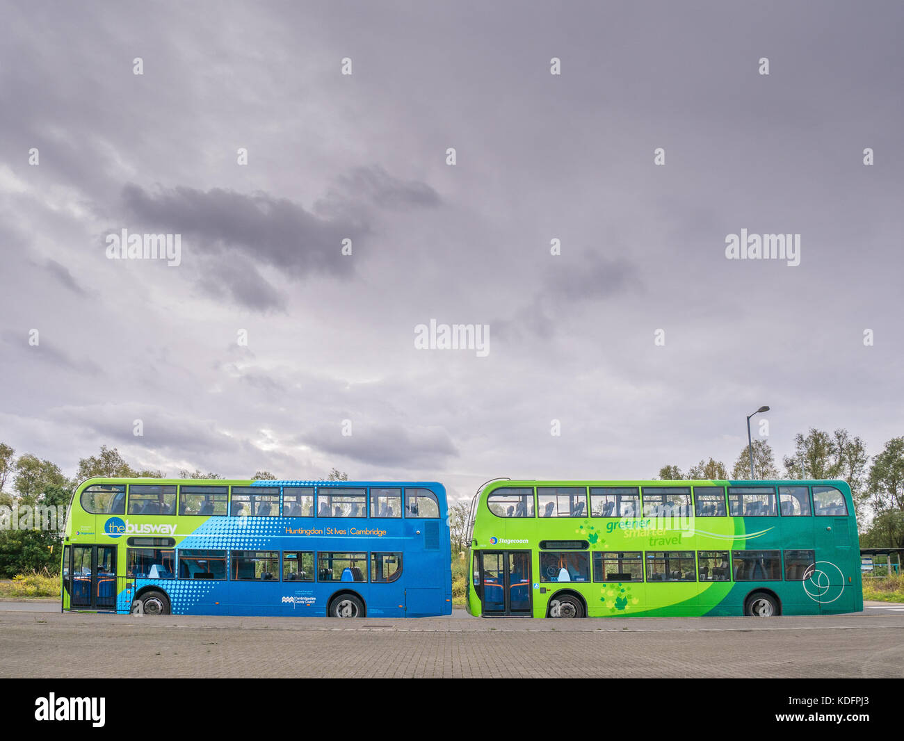 Zwei Doppeldeckerbusse mit in St Ives Bushaltestelle auf der cambridgeshire geführte Schienenverteiler, England. Stockfoto