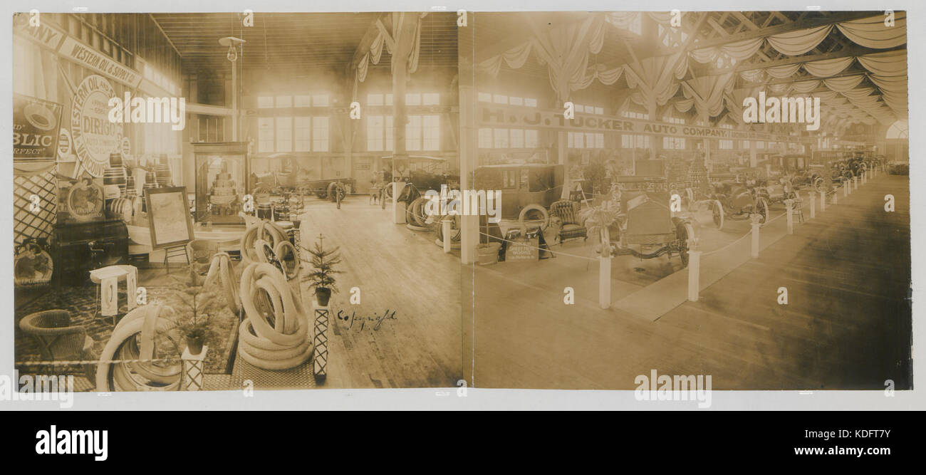 Dieser Panoramablick von der Vancouver Exhibition 1913 fängt die Automobilausstellung ein und zeigt Fahrzeugmodelle und technologische Innovationen aus dem frühen 20. Jahrhundert. Sie liefert eine Momentaufnahme des Fortschritts in der Automobilindustrie während dieses Zeitraums. Stockfoto