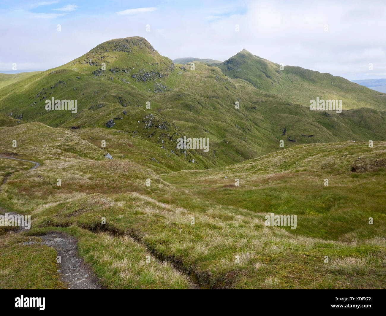 Die Gipfel von Beinn nan Eachan (L) und Meall Garbh (R) gesehen von Creag na Caillich auf Schottlands Tarmachan Ridge Stockfoto