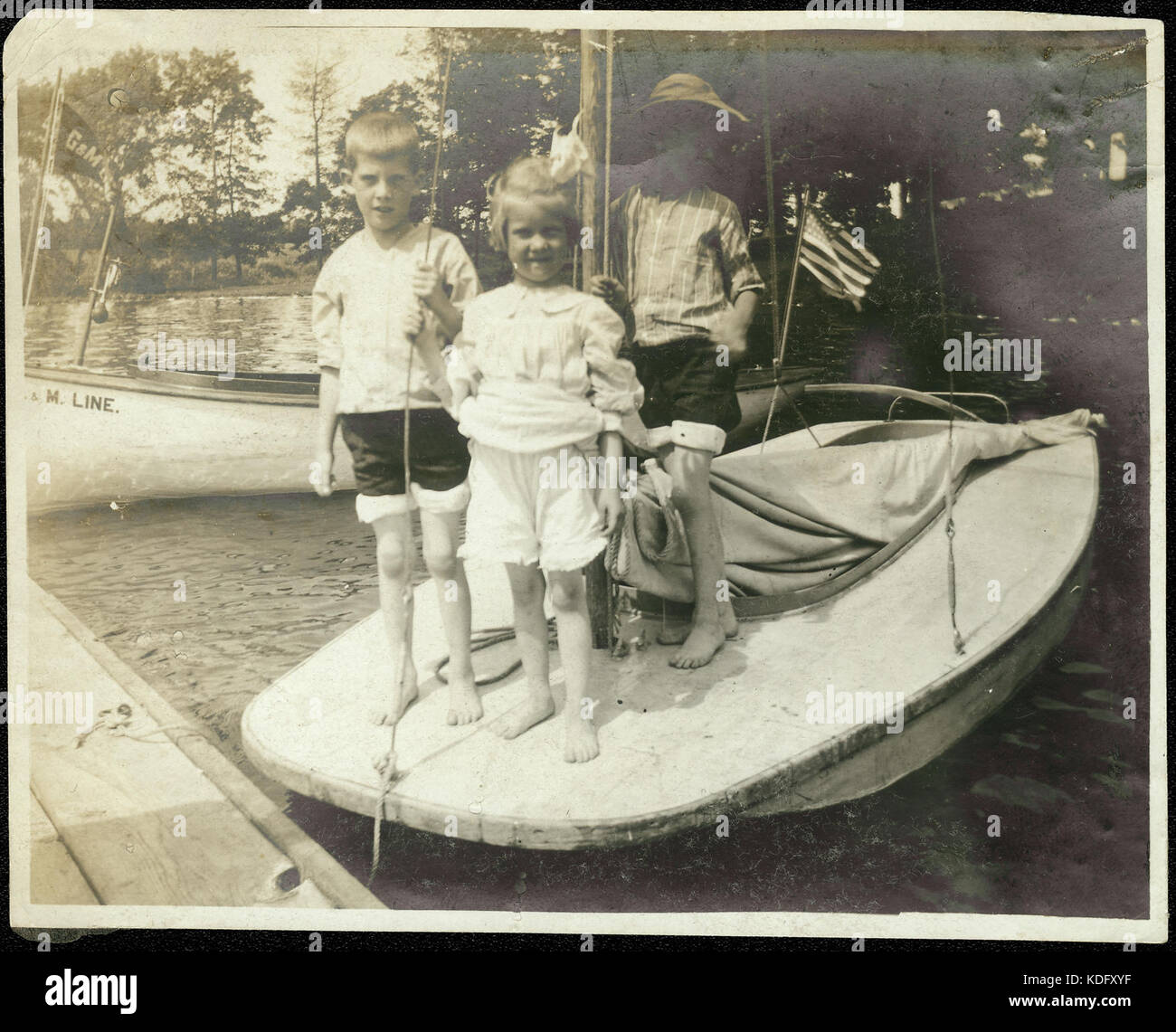 Geschwister Randolph Smith Lyon, Mildred Frances Lyon, und Montague Lyon jr. auf einem Boot zu Ihrer Familie Sommer home Stockfoto
