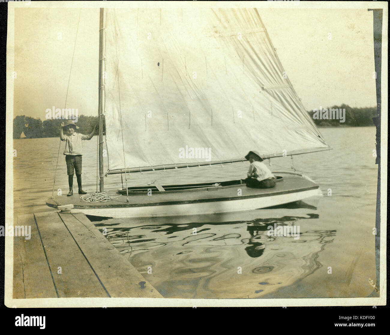 Randolph Smith Lyon und sein Bruder Montague Lyon jr. auf einem Boot zu Ihrer Familie Sommer home Stockfoto