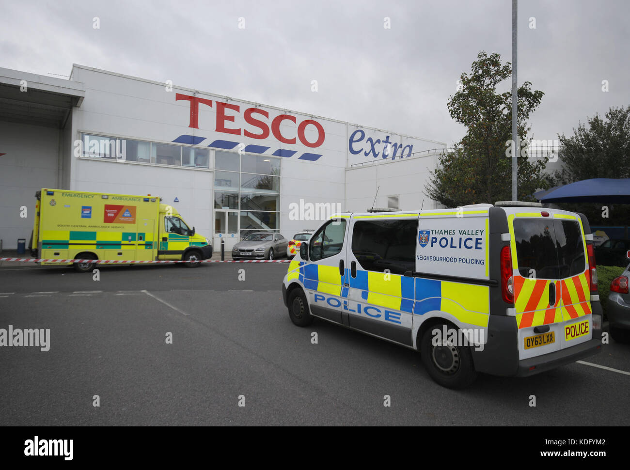 Rettungsdienste vor einem Tesco Extra-Geschäft in Reading, wo ein ehemaliger Sicherheitsmitarbeiter einen Tag lang auf dem Dach des Supermarkts protestierte und gegen seine Plünderung demonstrierte. Stockfoto