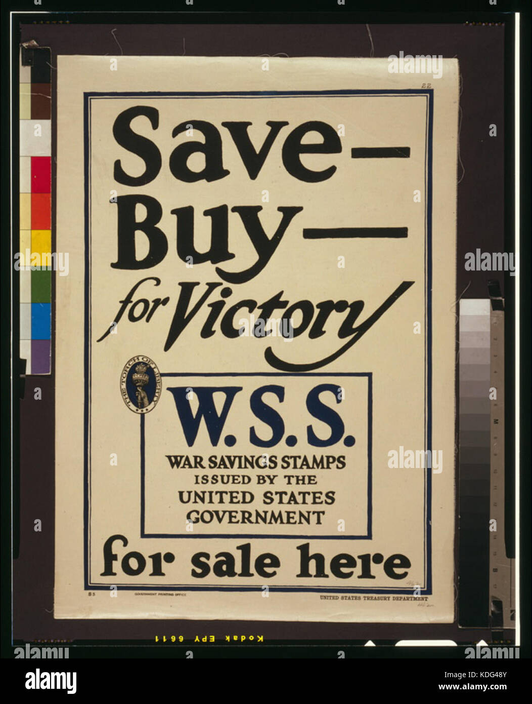 Dieses Poster aus der Zeit des Ersten Weltkriegs wirbt für den Verkauf von war Savings Stamps (W.S.) und ermutigt die Bürger, sich finanziell an den Kriegsanstrengungen zu beteiligen. Sie spiegelt die Propagandabemühungen in den Vereinigten Staaten wider. Stockfoto