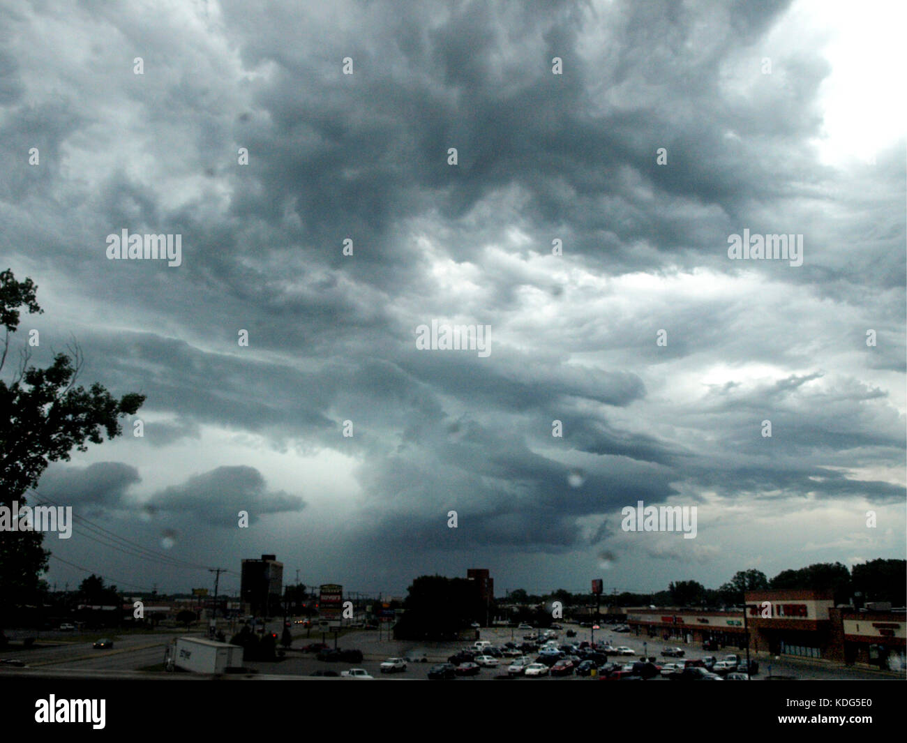 Blick von einer Autobahnbrücke in einem Einkaufszentrum in der Nähe von Toledo, Ohio Stockfoto