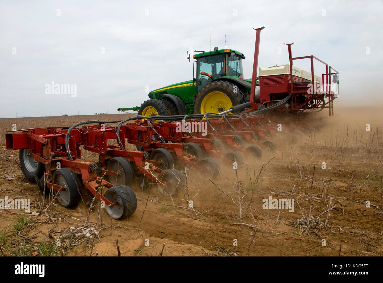 John Deere Traktor Planting Cotton mit 24 Zeile Case IH Luft Pflanzmaschine in Keine bis Baumwolle Stockfoto