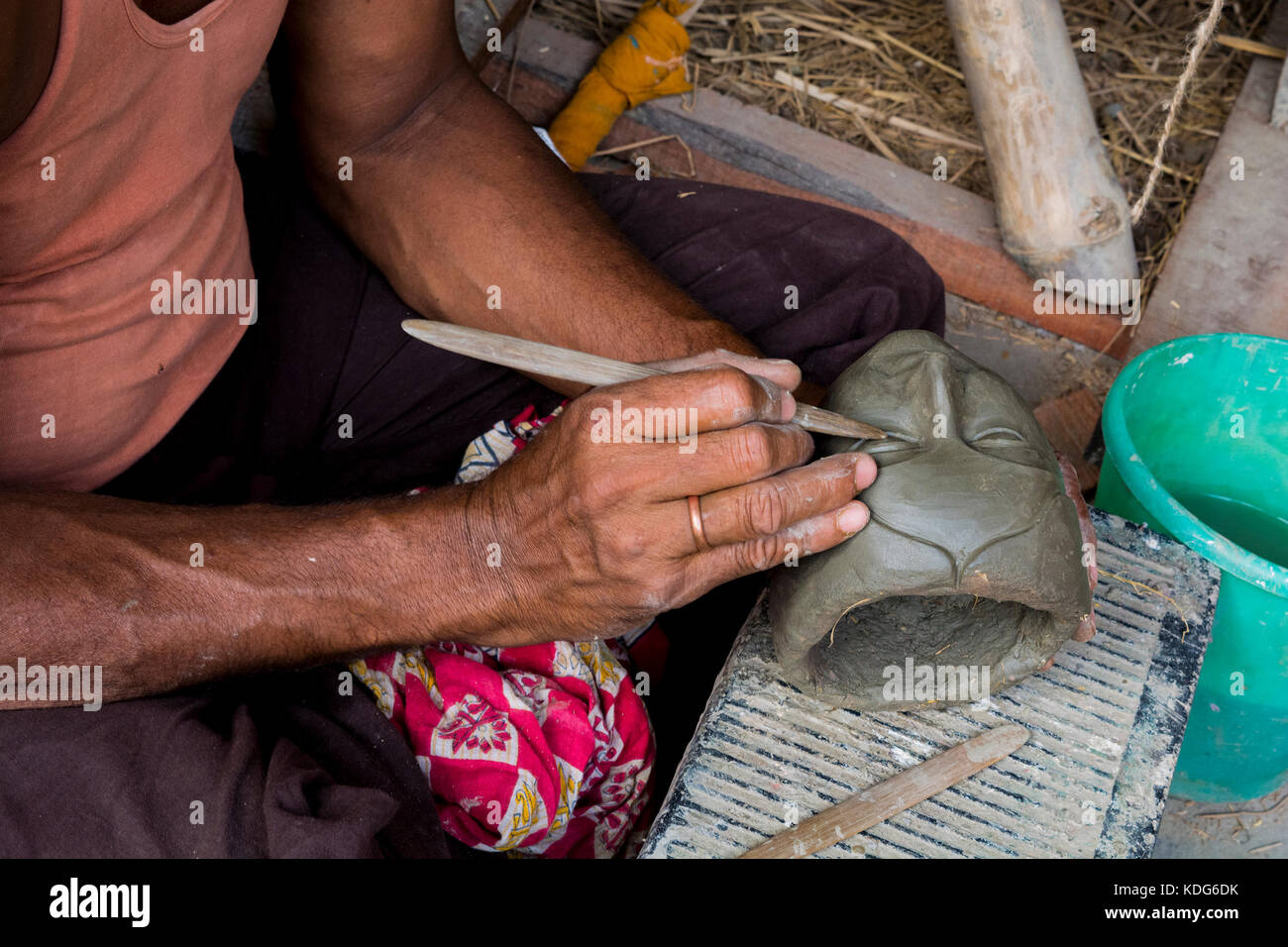Ein Handwerker beschäftigt, ein Idol der Göttin Durga in kumortuli, Kolkata Stockfoto