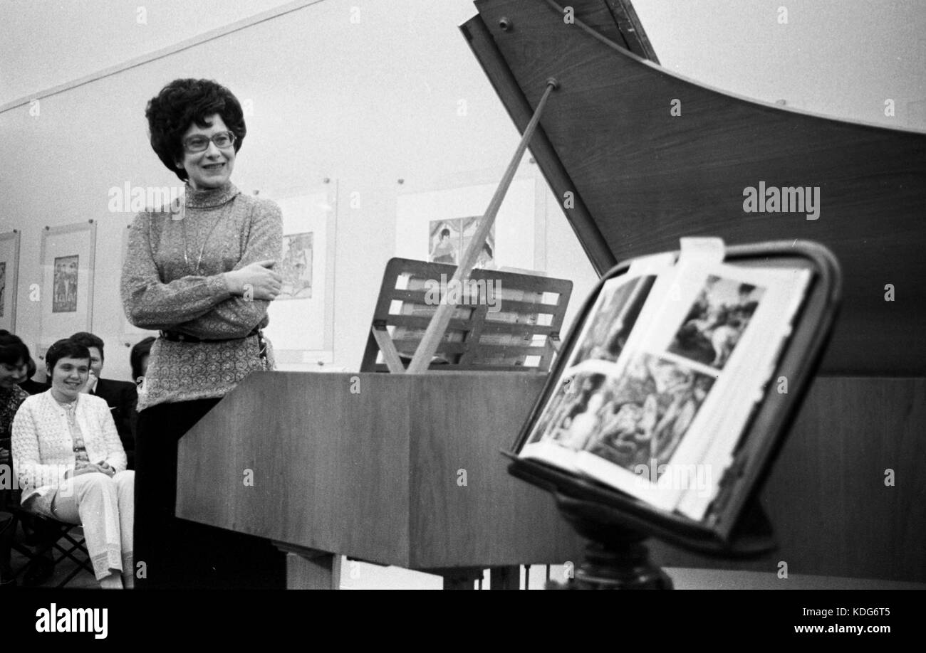 DIE Cembalistin Zuzana Ruzickova in Prag, Tschechoslowakei, 1. Juli 1969. Ruzickova starb heute, am 27. September 2017, nach einer kurzen schweren Krankheit im Krankenhaus im Alter von 90 Jahren. Ruzickova, die oft als erste Dame des Cembalo bezeichnet wurde, war die Ehefrau des Komponisten Kalabis (1923–2006). Bekannt wurde sie durch ihre Aufführung von Johann Sebastian Bach. Sie nahm Bachs Gesamtwerk auf 35 CDs auf. Ruzickova, ein Solist der Tschechischen Philharmoniker von 1979 bis 1990, erhielt eine Reihe von Musikpreisen. Zuzana Ruzickova, geboren am 14. Januar 1927, begann mit neun Jahren Klavier zu spielen. Stockfoto