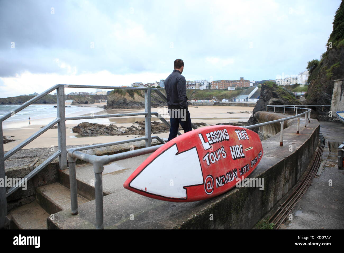 Newquay Surfing Beach mit roten longboard Zeichen Stockfoto