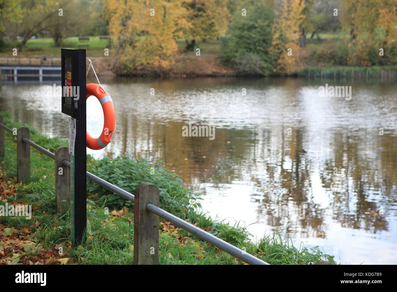 Nicht Schwimmteich in Hampstead Heath. Schild mit Lebensretter. Herbst Tag in London. Stockfoto