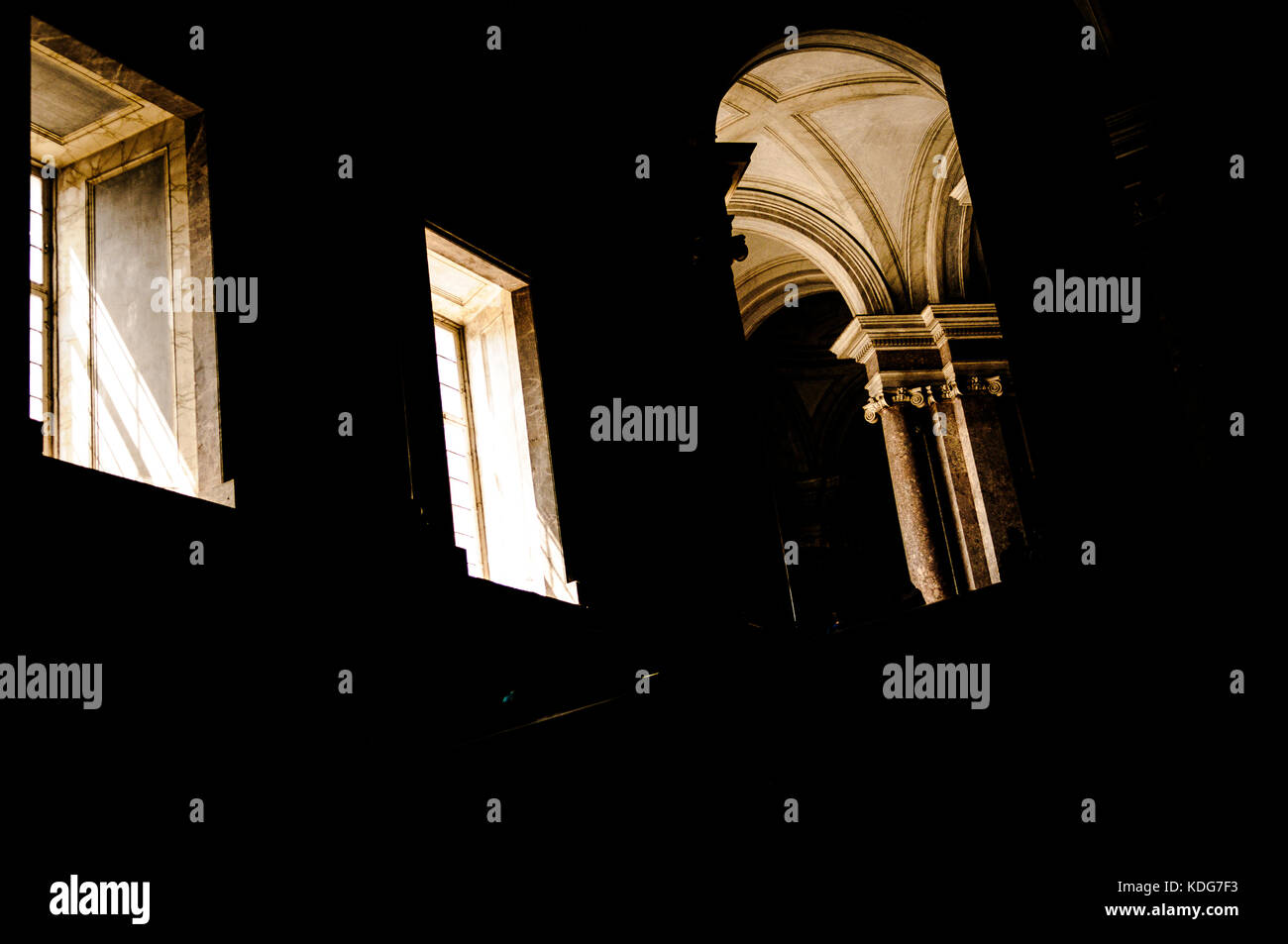 Licht und Schatten im Inneren der Königspalast von Caserta, mit den verzierten Decke. Stockfoto