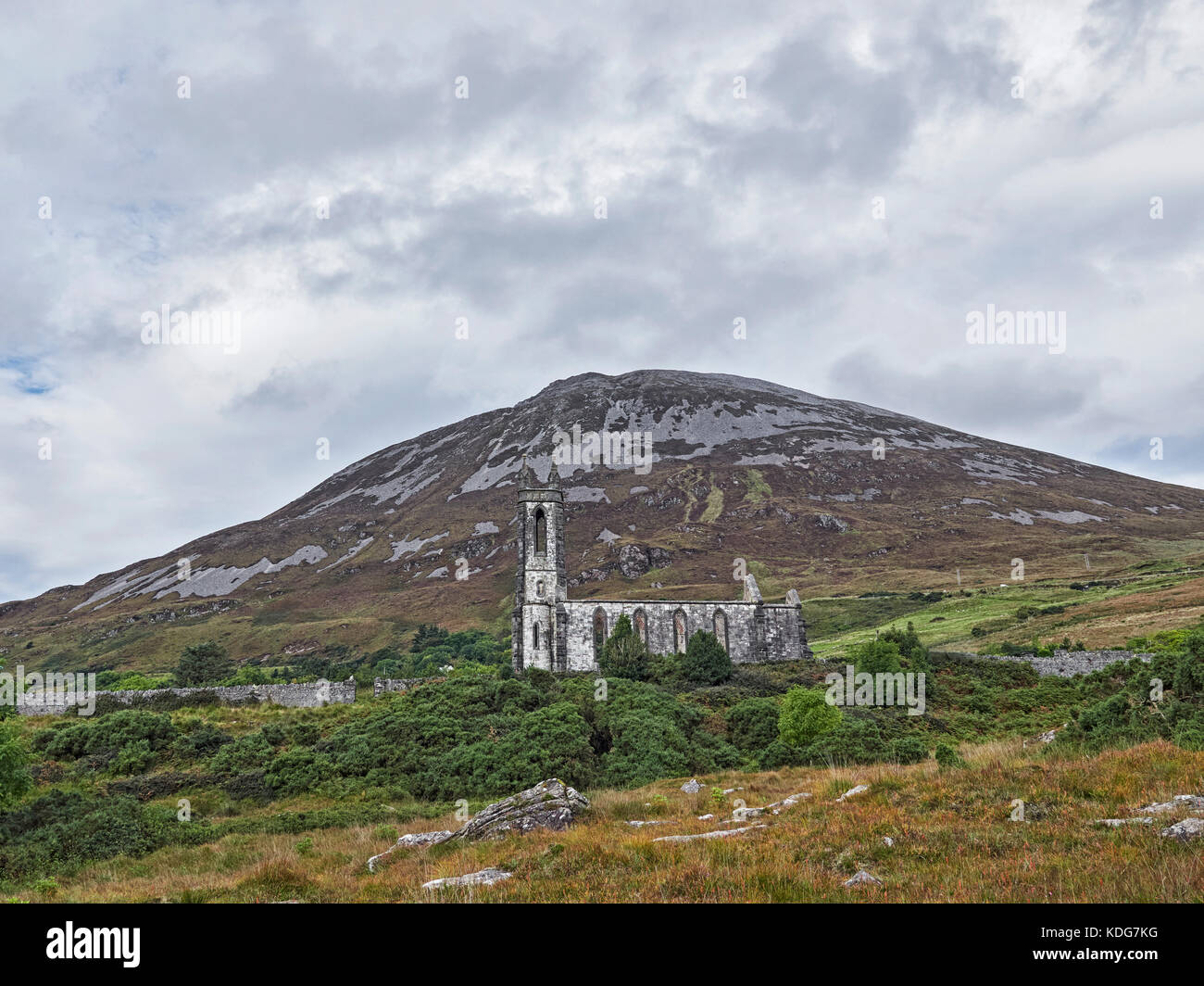 Dunlewey oder dunlewy Kirche am Fuße des Mount Errigal und der vergiftete Glen County Donegal Irland ruiniert Stockfoto