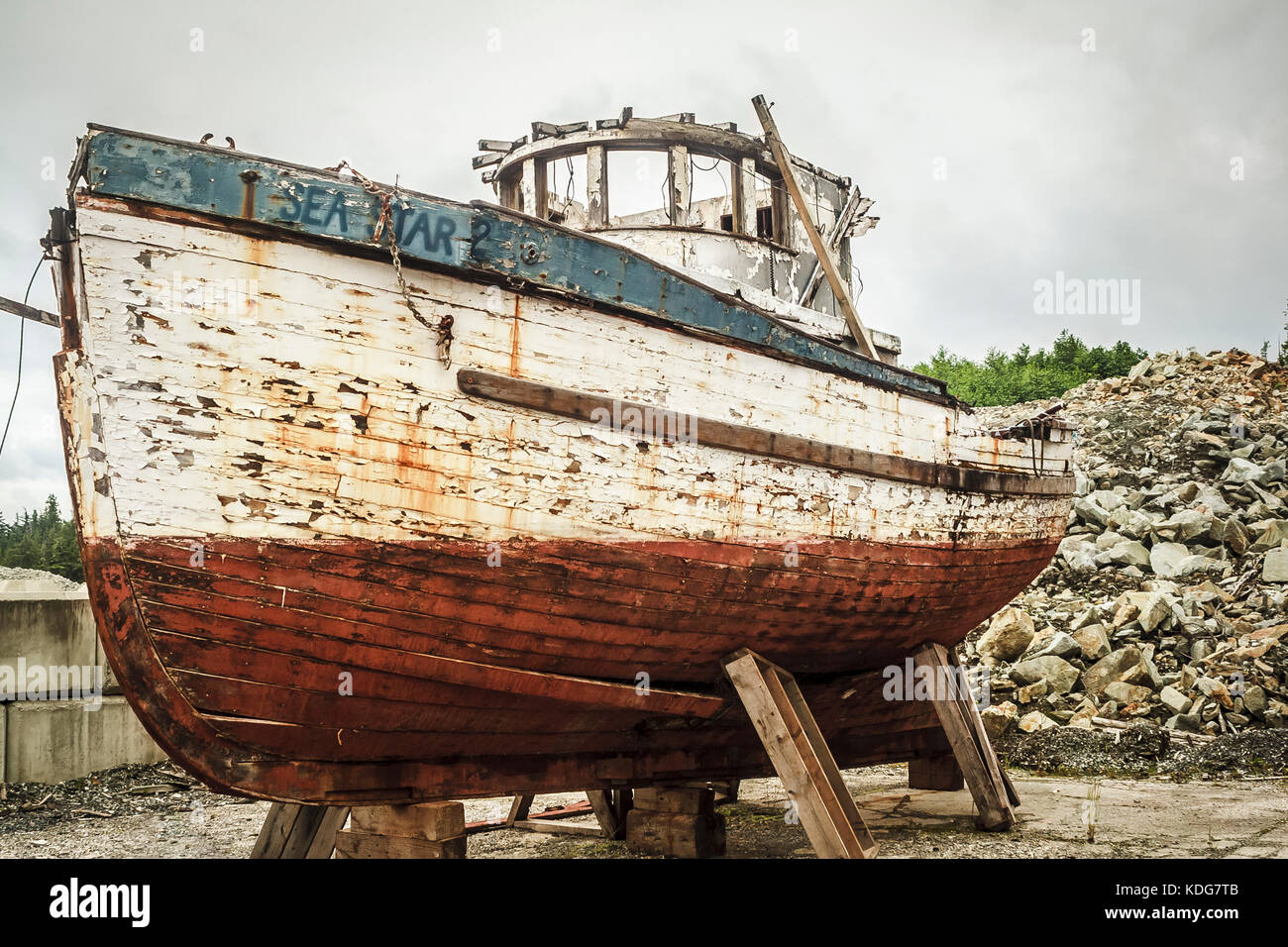 Der Sea Star 2, eine klassische 32-Fuß-Westküste Holz- fische, Boot, steht in Ruinen auf der Werft im Shearwater (British Columbia). Stockfoto