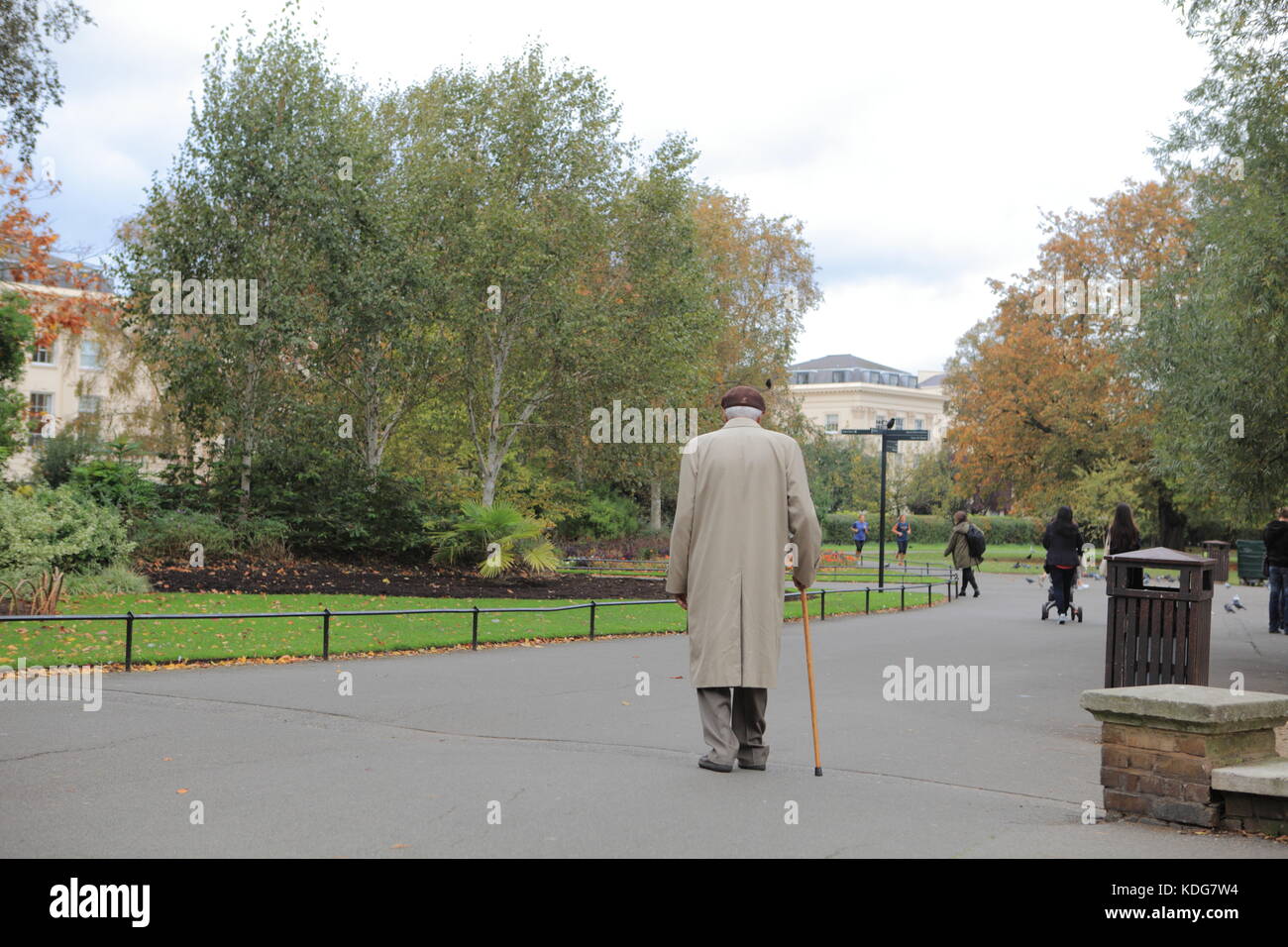 Alte asiatische Mann mit weißem Haar wandern im Regents Park, London, mit einem Stock Stockfoto Alte asiatische Mann mit weißem Haar wandern im Regents Park, London, mit einem Stock Stockfoto
