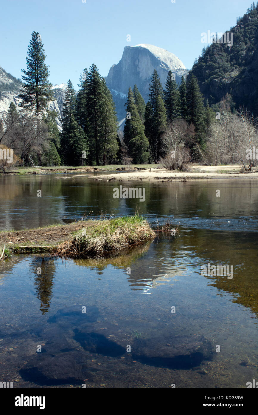 Merced River im Yosemite Nationalpark mit Half Dome im Hintergrund Stockfoto