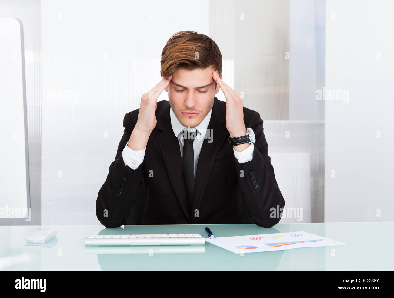 Portrait einer jungen Unternehmer leiden unter Kopfschmerzen im Büro Stockfoto