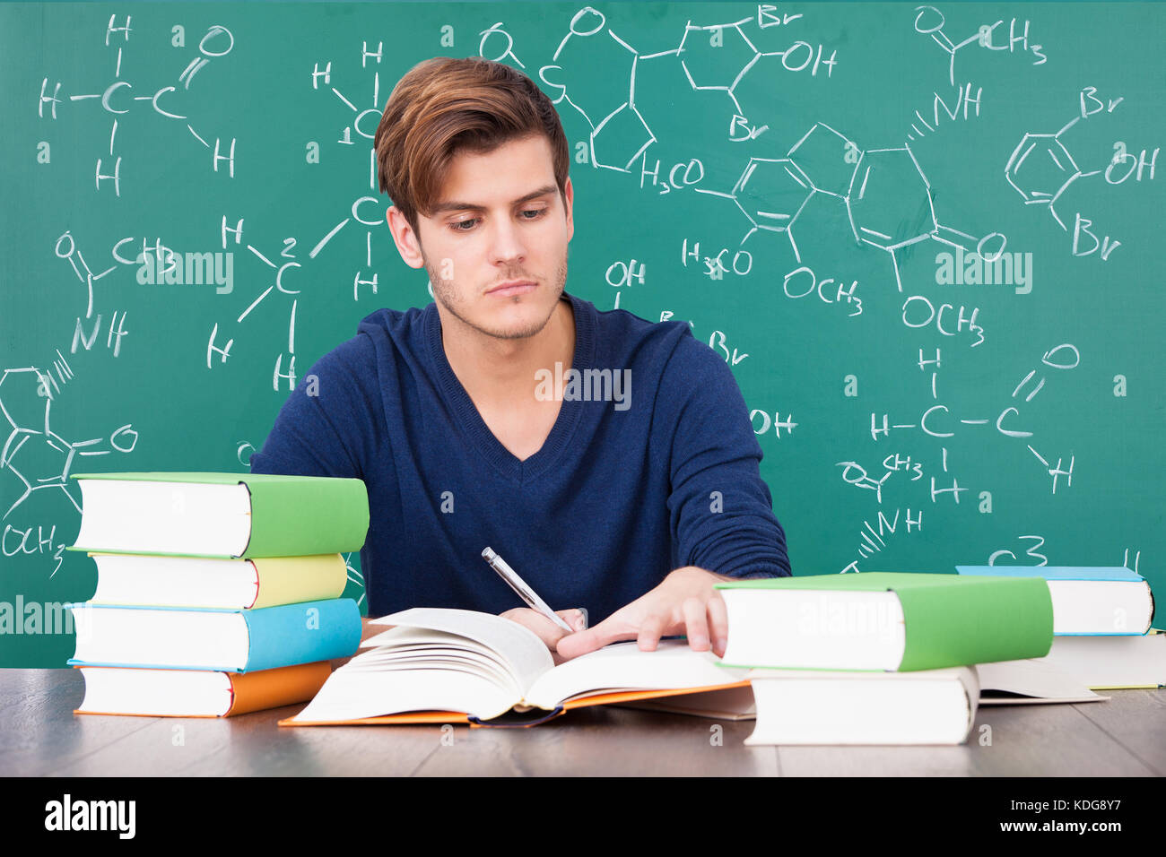 Porträt eines jungen Mannes, Studium der Chemie Stockfoto