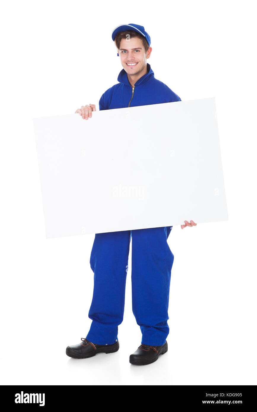 Porträt der männlichen Arbeitnehmer halten leere Plakat auf weißem Hintergrund Stockfoto