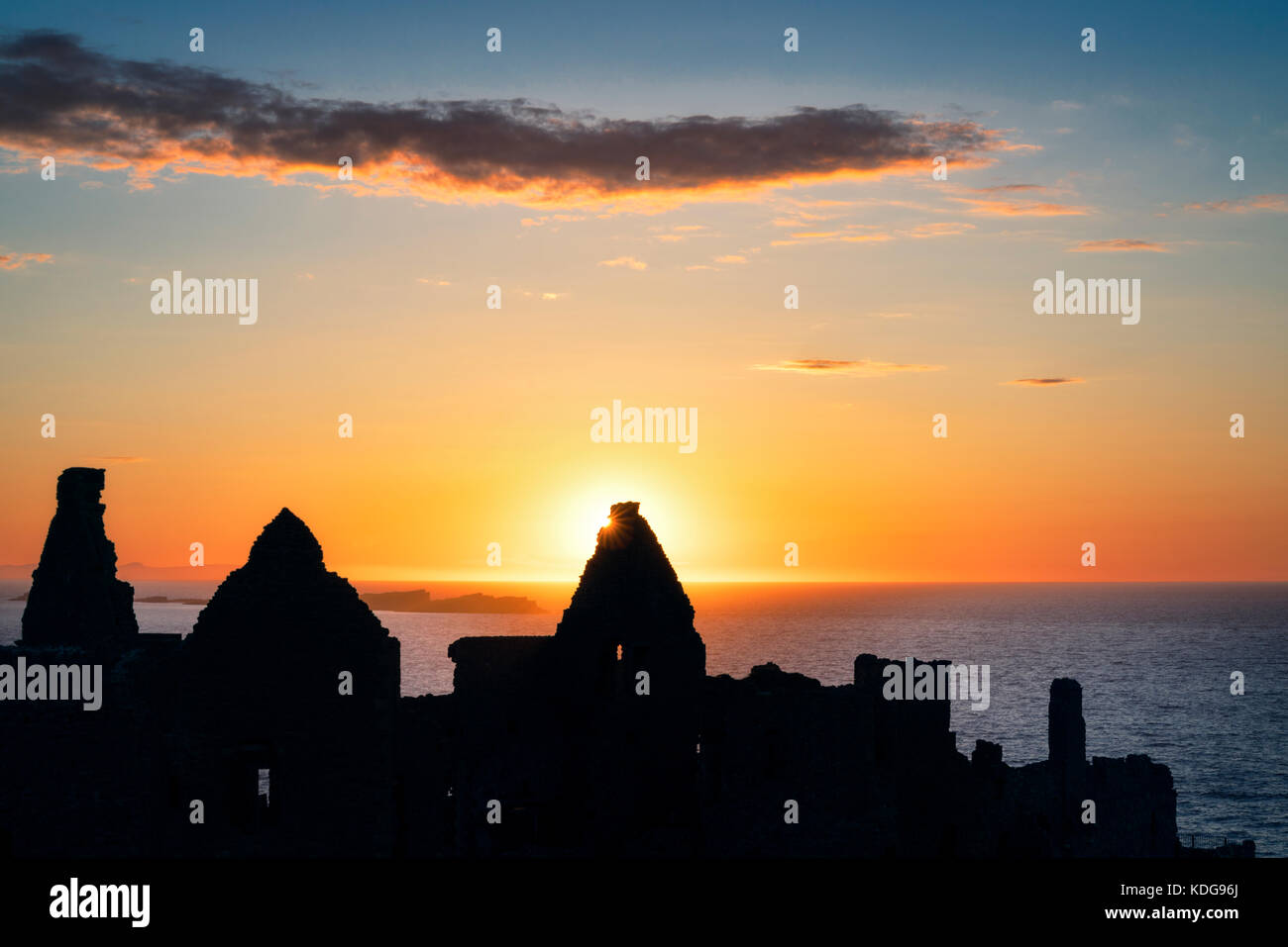 Dunluce Castle, bei Sonnenuntergang. Nordirland. Stockfoto