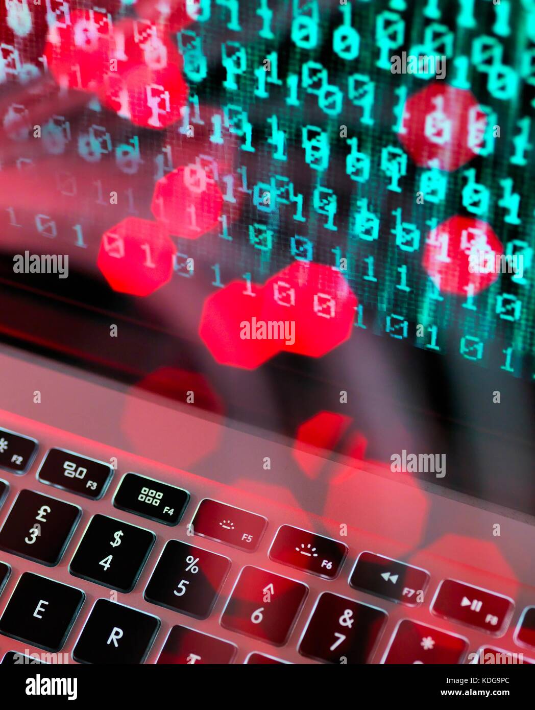 Lwl-Daten mit einem Computer Virus schlagen einen Laptop Bildschirm. Stockfoto